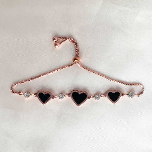 Chic rose gold bracelet featuring black heart-shaped charms and sparkling crystal details – perfect for gifting and everyday wear