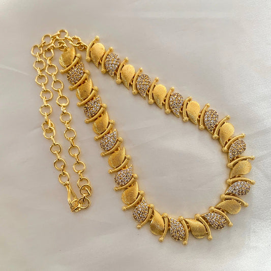 Elegant gold-plated necklace with leaf motifs and diamond-cut stone accents – graceful jewelry for women