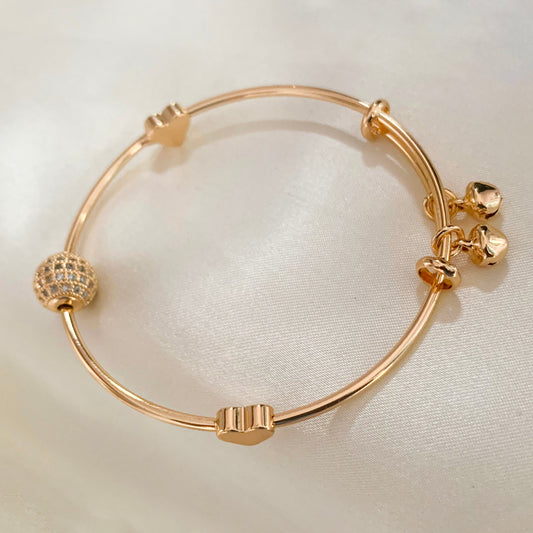 Stylish gold charm bracelet with adjustable design, crystal bead, and heart details – trendy and feminine jewelry piece