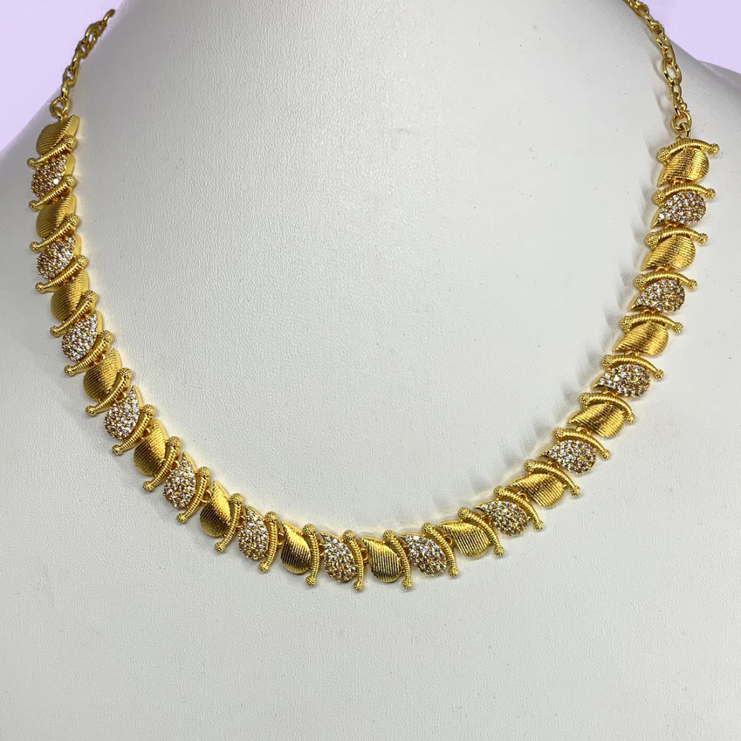 Delicate leaf motif necklace in gold plating with shimmering stone details – nature-inspired accessory for modern ethnic wear