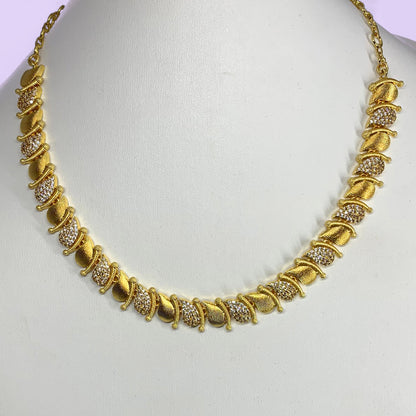 Delicate leaf motif necklace in gold plating with shimmering stone details – nature-inspired accessory for modern ethnic wear