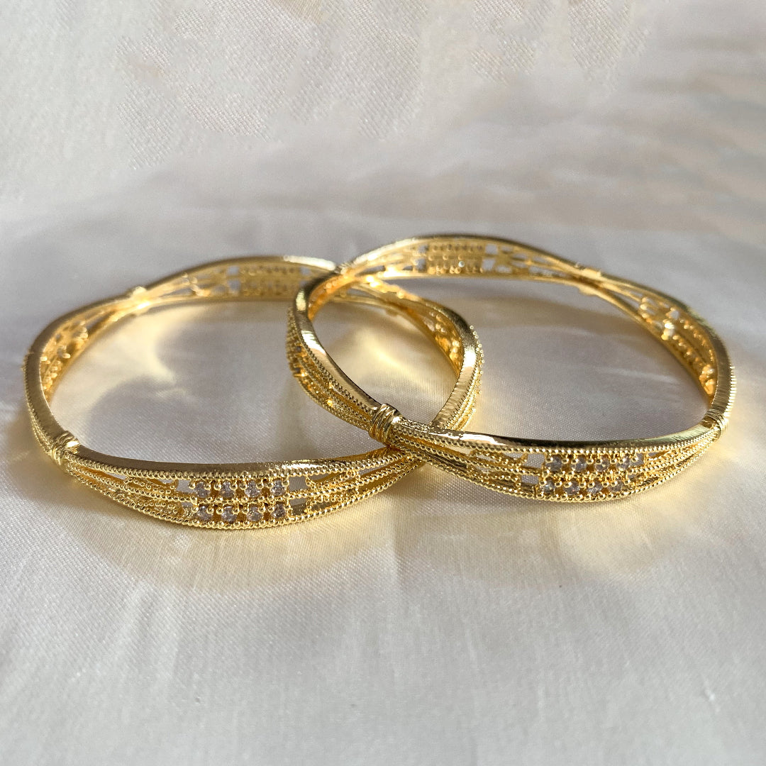 Elegant filigree bangles in gold plating with white stone embellishments – timeless Indian jewelry for special occasions