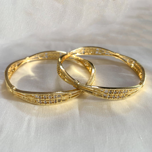 Elegant filigree bangles in gold plating with white stone embellishments – timeless Indian jewelry for special occasions