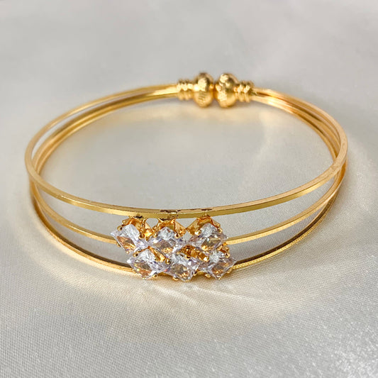 Elegant gold-plated bracelet adorned with cubic zirconia stones – timeless piece for modern and traditional outfits