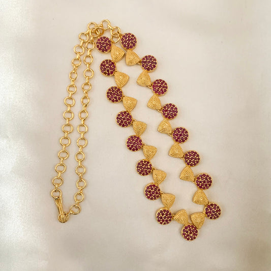 Gold-plated bow necklace adorned with ruby-colored stones – charming accessory for festive and special occasions