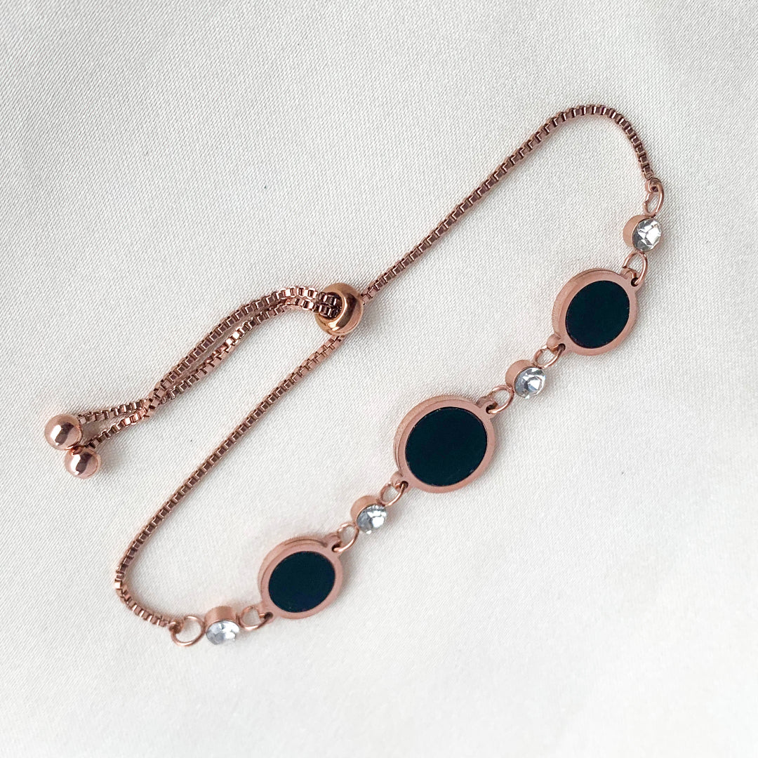 Stylish rose gold bracelet featuring black enamel circle charms and sparkling crystals – perfect for modern everyday wear