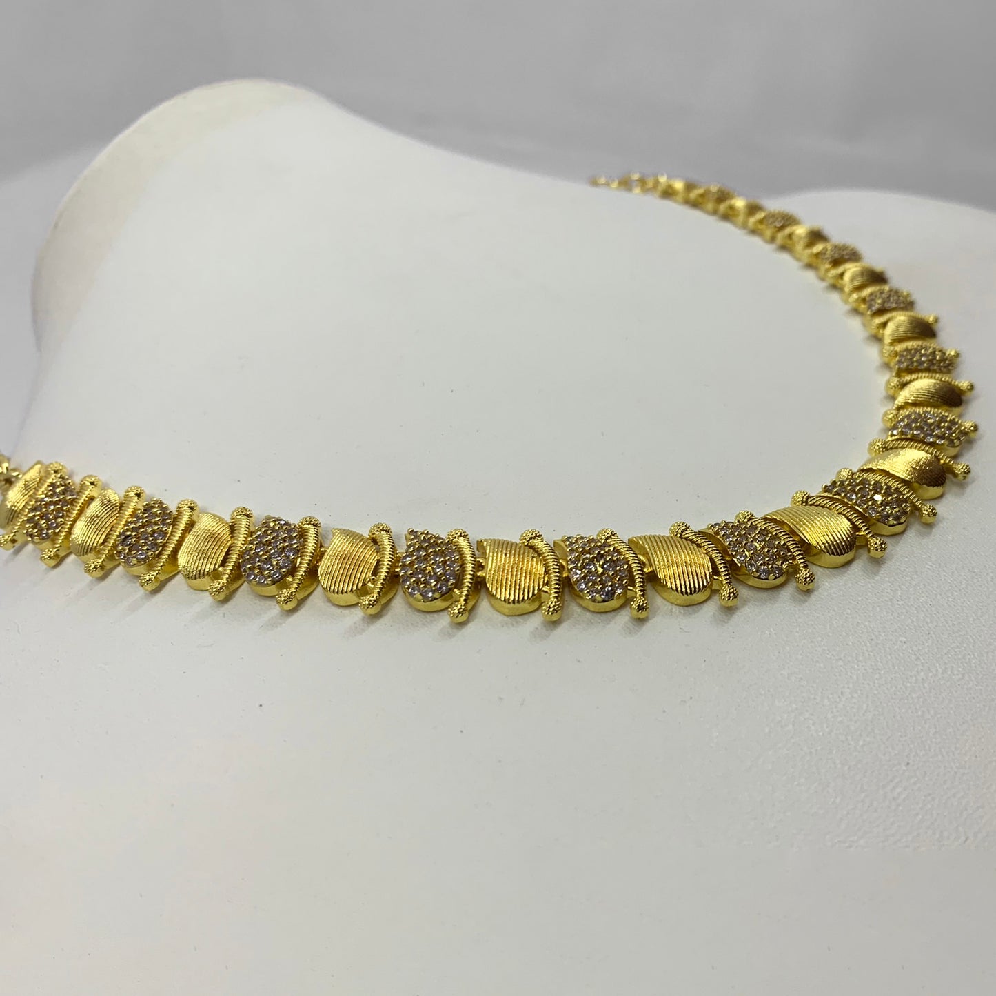 gold-plated necklace with leaf motifs and diamond-cut stone accents – perfect for festive and formal occasions